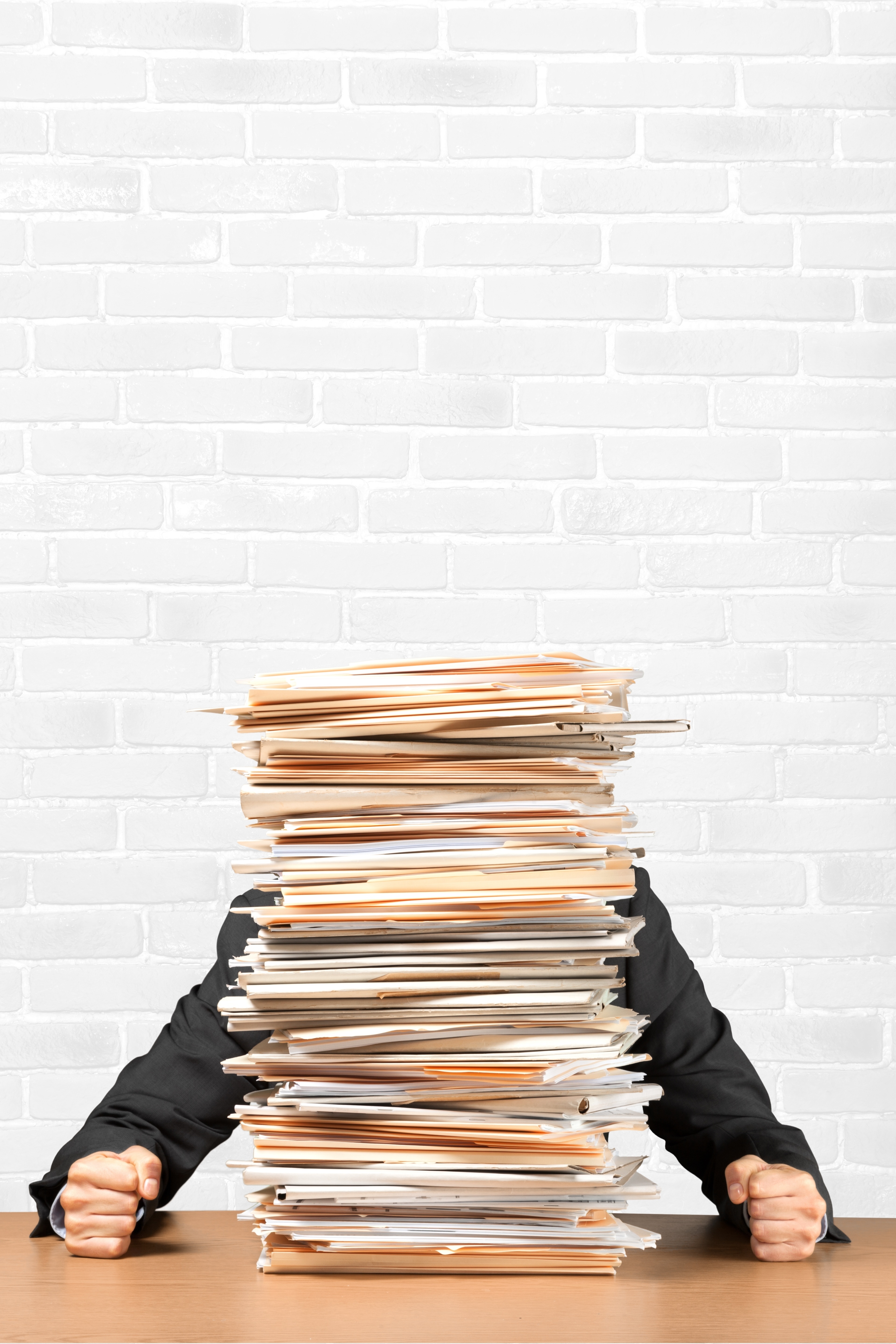 Personne débordée par une pile de dossiers